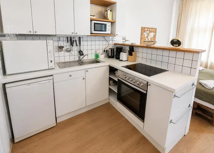 Elegant 2br 2 Min From Rennweg Station Vienna