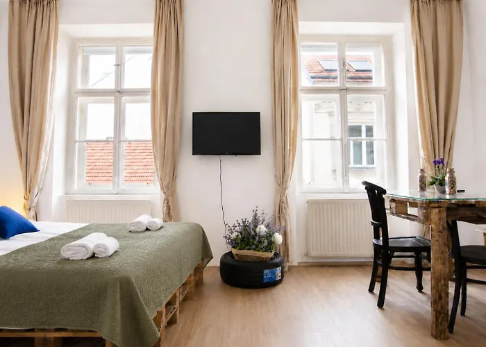 Elegant 2br 2 Min From Rennweg Station Apartment *